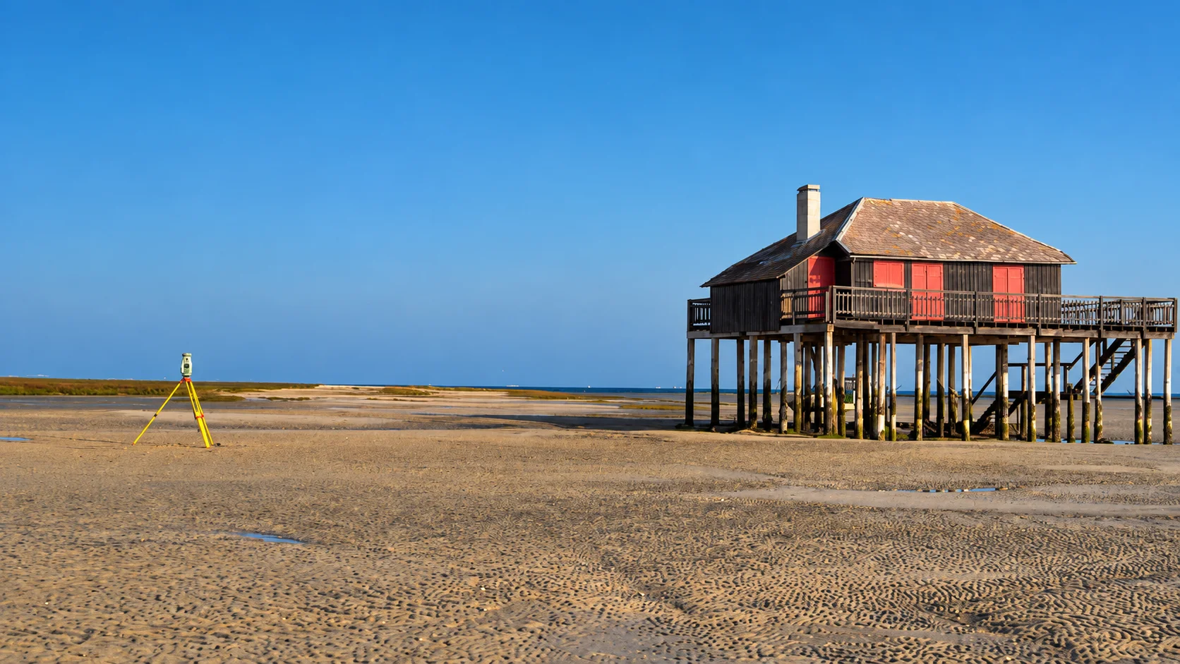Cabane tchanquée sur pilotis du Bassin d'Arcachon et appareil topographique AUIGE posé sur le banc de sable